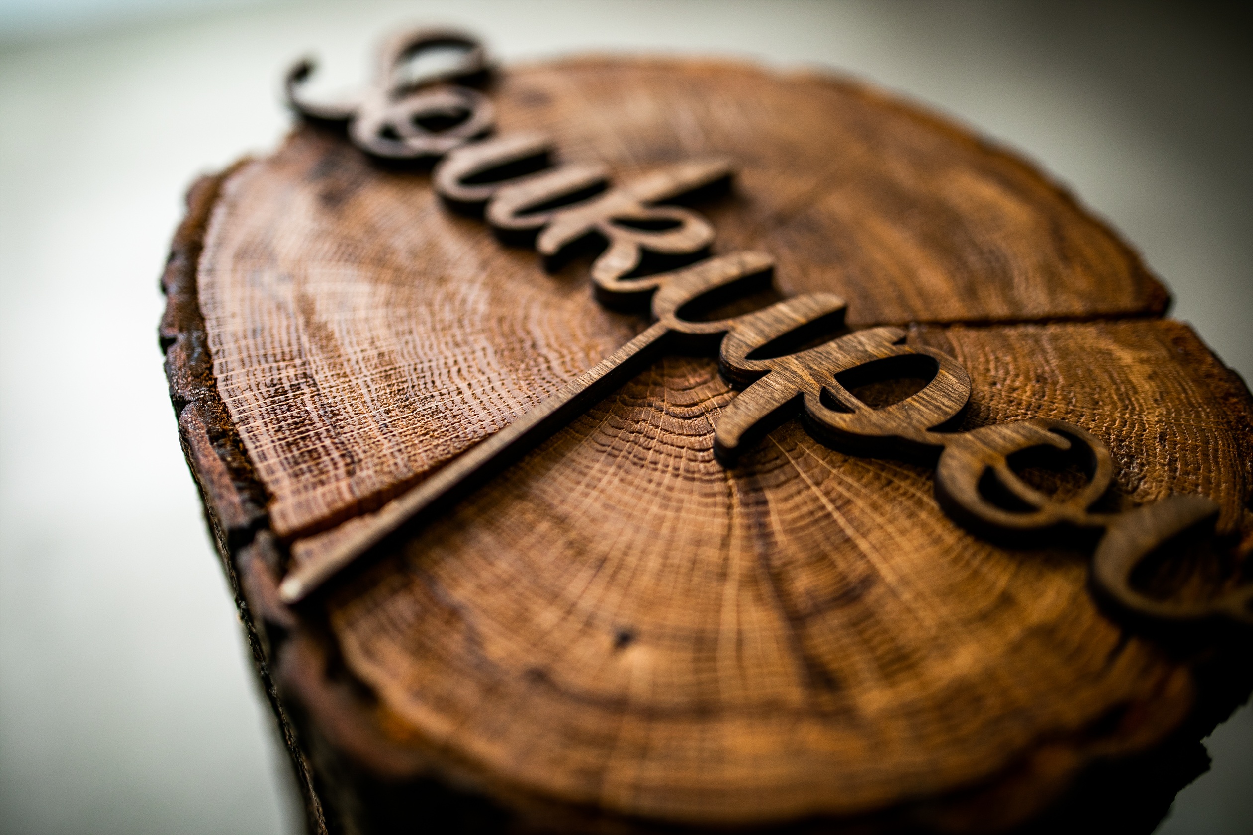 Detail velkého dřevěného zápichu do dortu